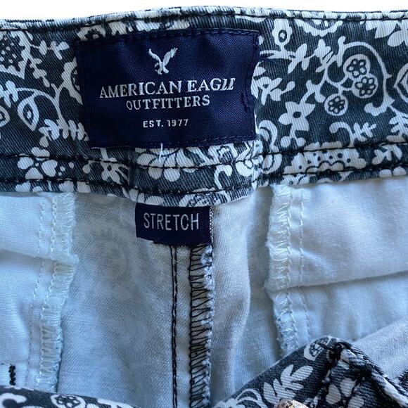 NWOT American Eagle Low Rise Stretch Midi Short Black & White Floral Size 2 - Picture 2 of 7